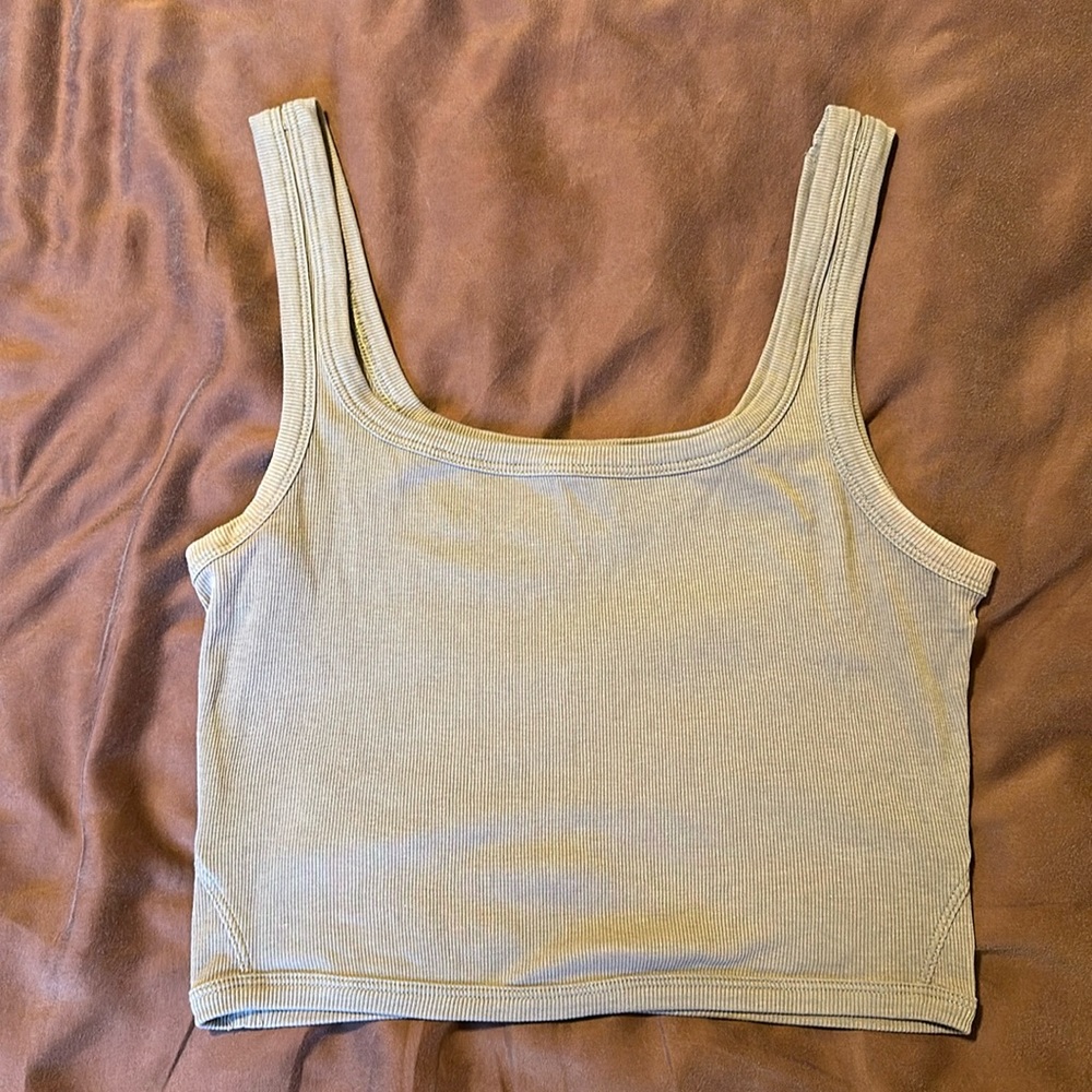 Lulu Ribbed Crop Top!